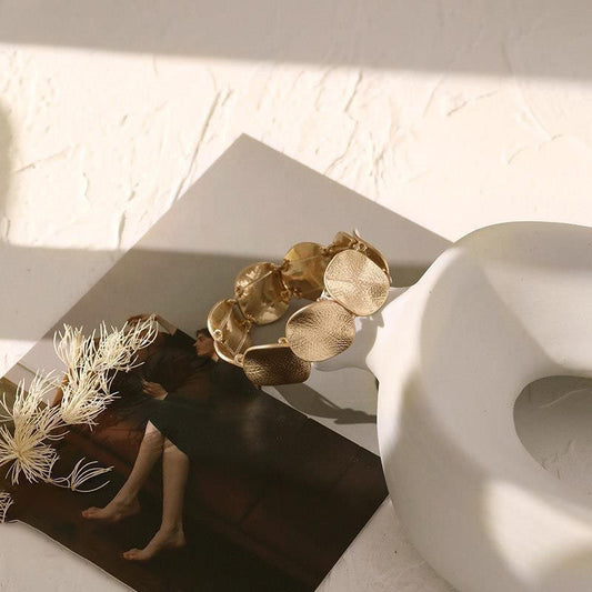 Brazalete de metal con diseño retro - nexbuy.com.mx