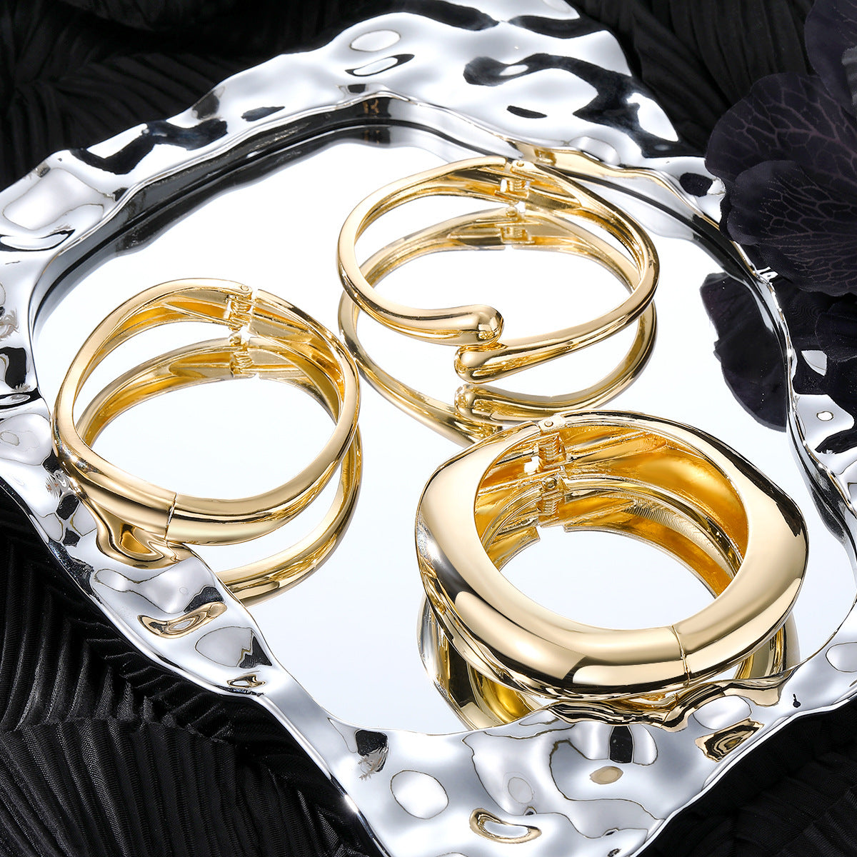 Pulsera exagerada de metal con superficie brillante para mujer - nexbuy.com.mx