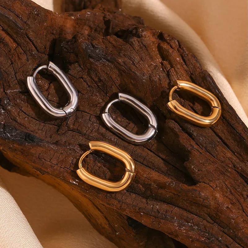 Aretes forma U plateados