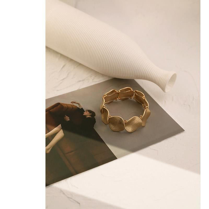 Brazalete de metal con diseño retro - nexbuy.com.mx