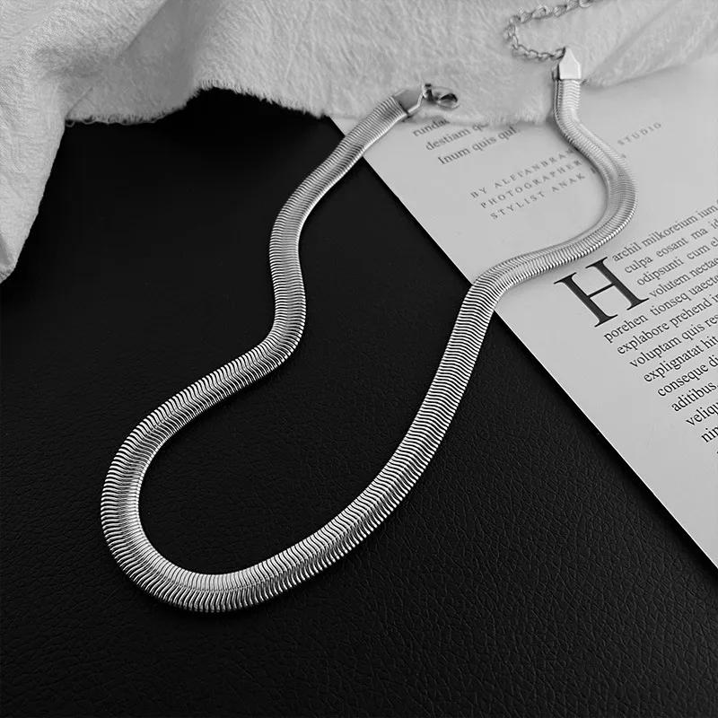 Collar de Acero Titanio Diseño Geométrico