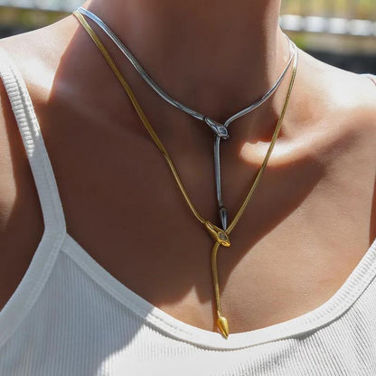 Collar de cabeza de serpiente color acero