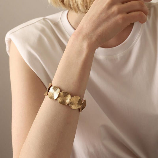 Brazalete de metal con diseño retro - nexbuy.com.mx