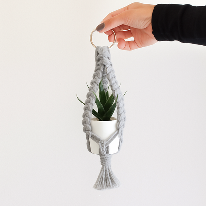 Cesta colgante tejida a mano para plantas