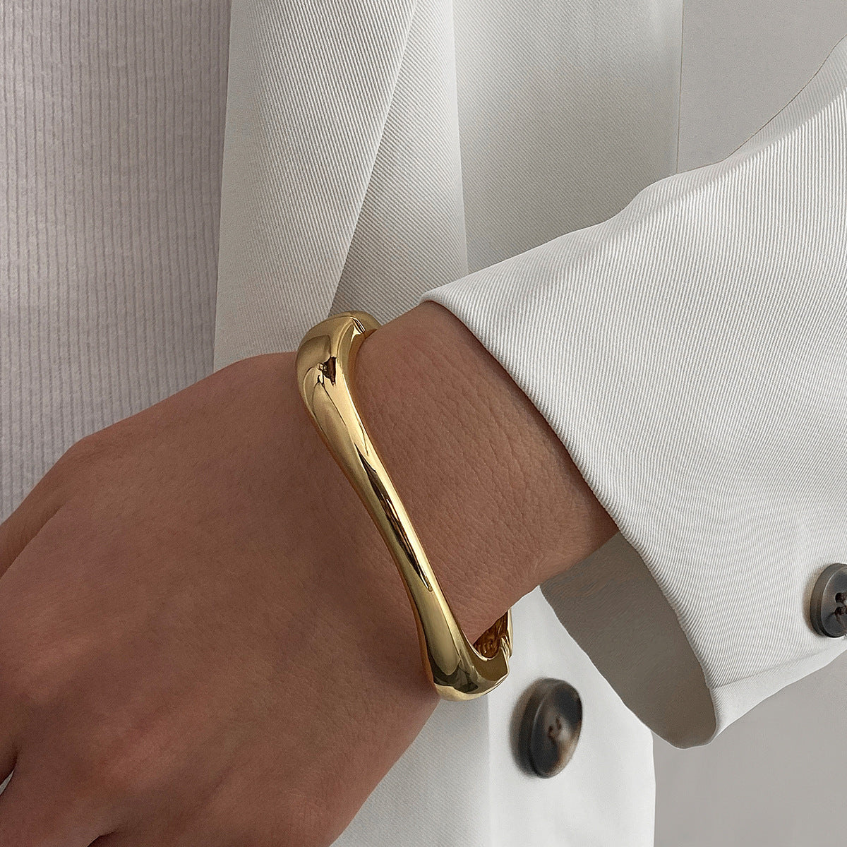 Pulsera exagerada de metal con superficie brillante para mujer - nexbuy.com.mx