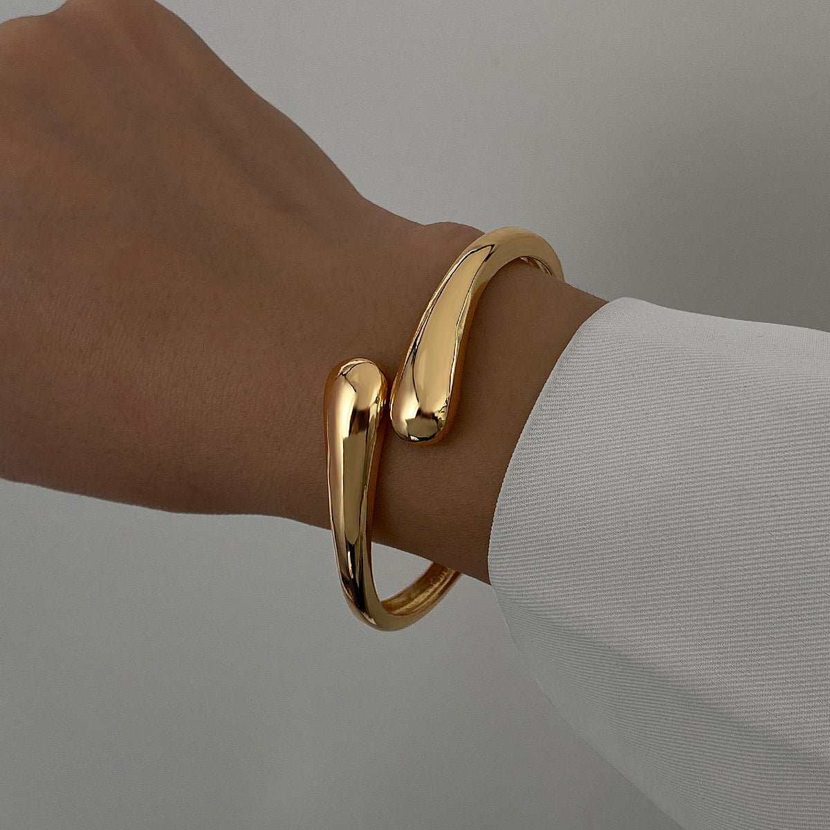 Pulsera exagerada de metal con superficie brillante para mujer - nexbuy.com.mx