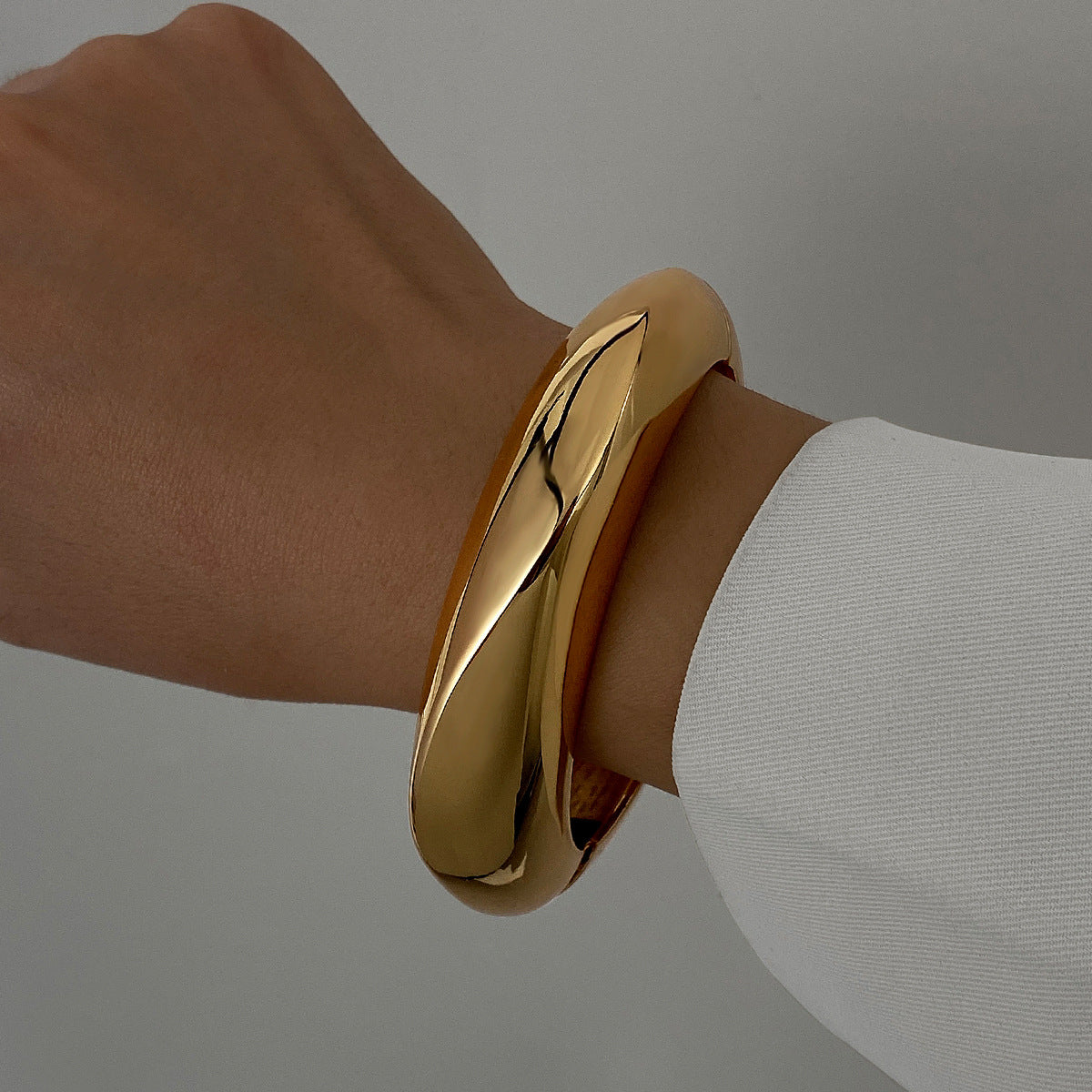 Pulsera exagerada de metal con superficie brillante para mujer - nexbuy.com.mx