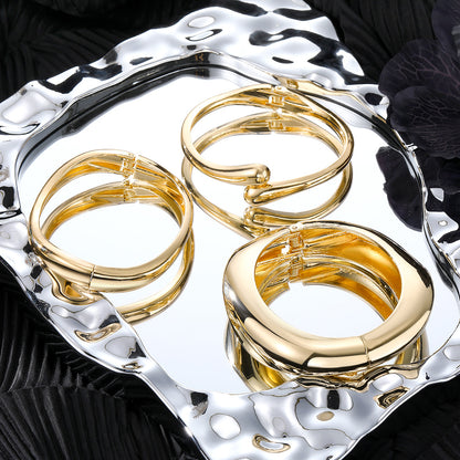Pulsera exagerada de metal con superficie brillante para mujer - nexbuy.com.mx