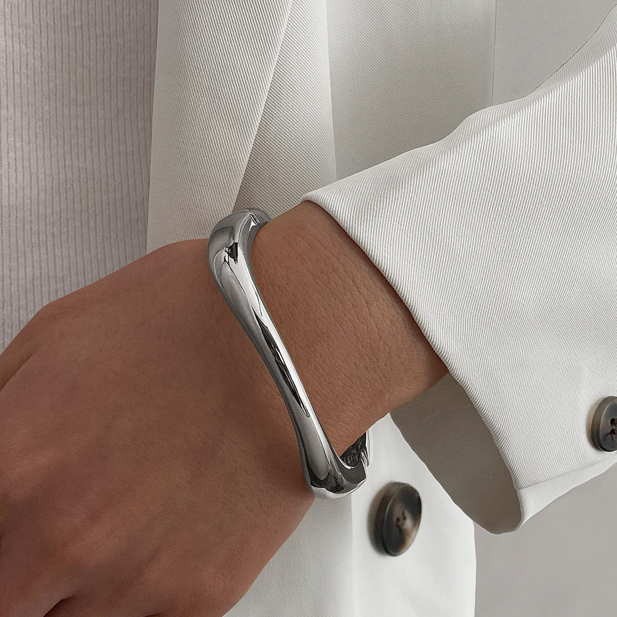 Pulsera exagerada de metal con superficie brillante para mujer - nexbuy.com.mx