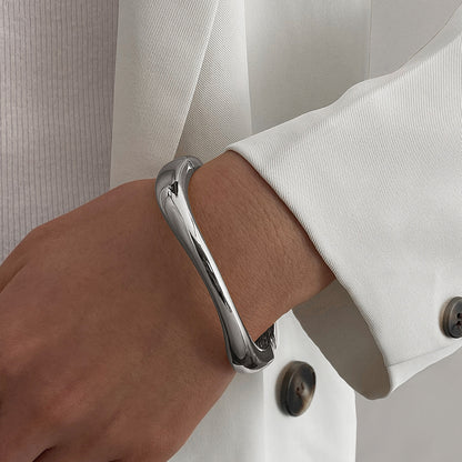 Pulsera exagerada de metal con superficie brillante para mujer - nexbuy.com.mx