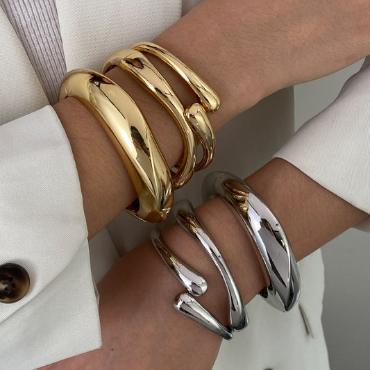 Pulsera exagerada de metal con superficie brillante para mujer - nexbuy.com.mx