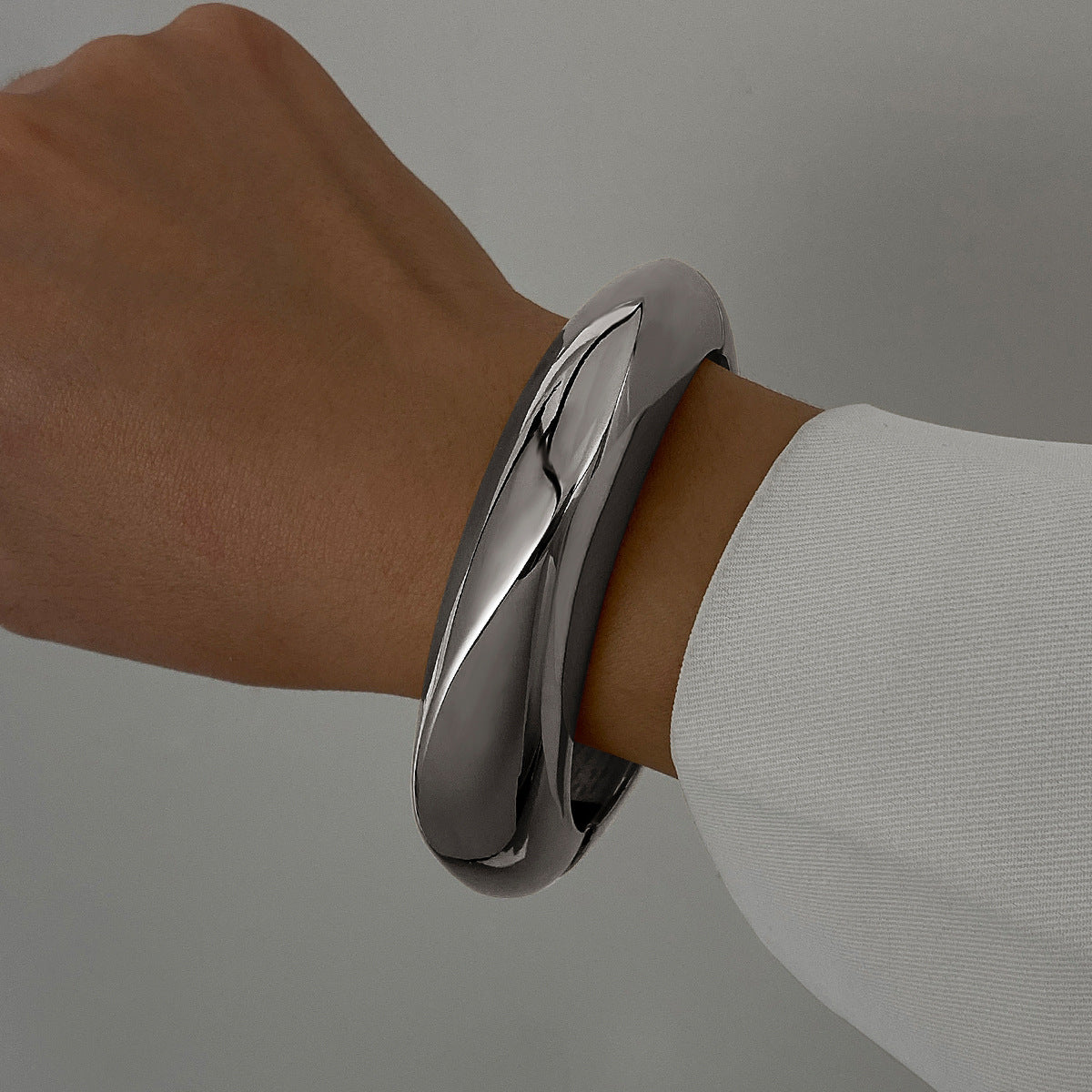 Pulsera exagerada de metal con superficie brillante para mujer - nexbuy.com.mx