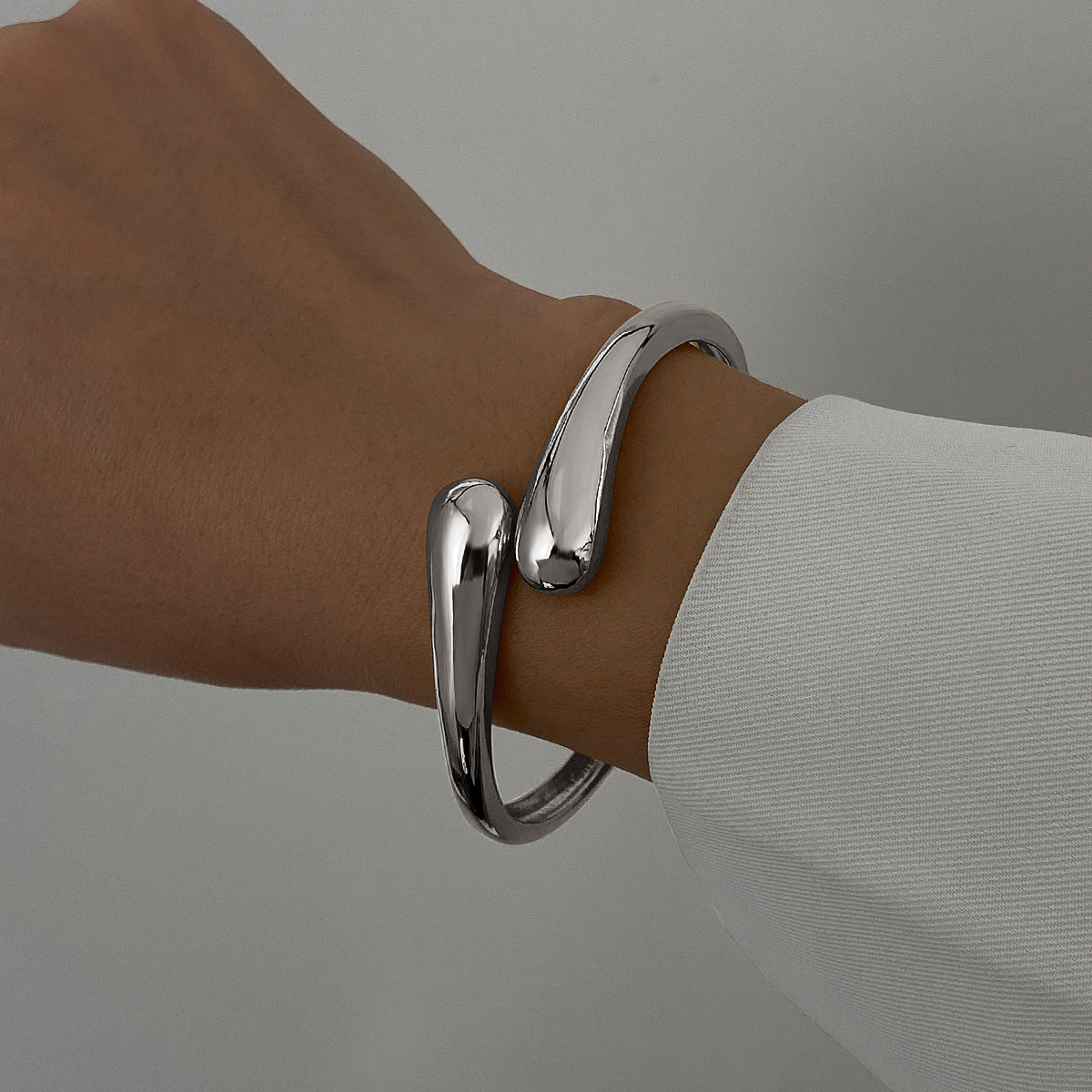 Pulsera exagerada de metal con superficie brillante para mujer - nexbuy.com.mx