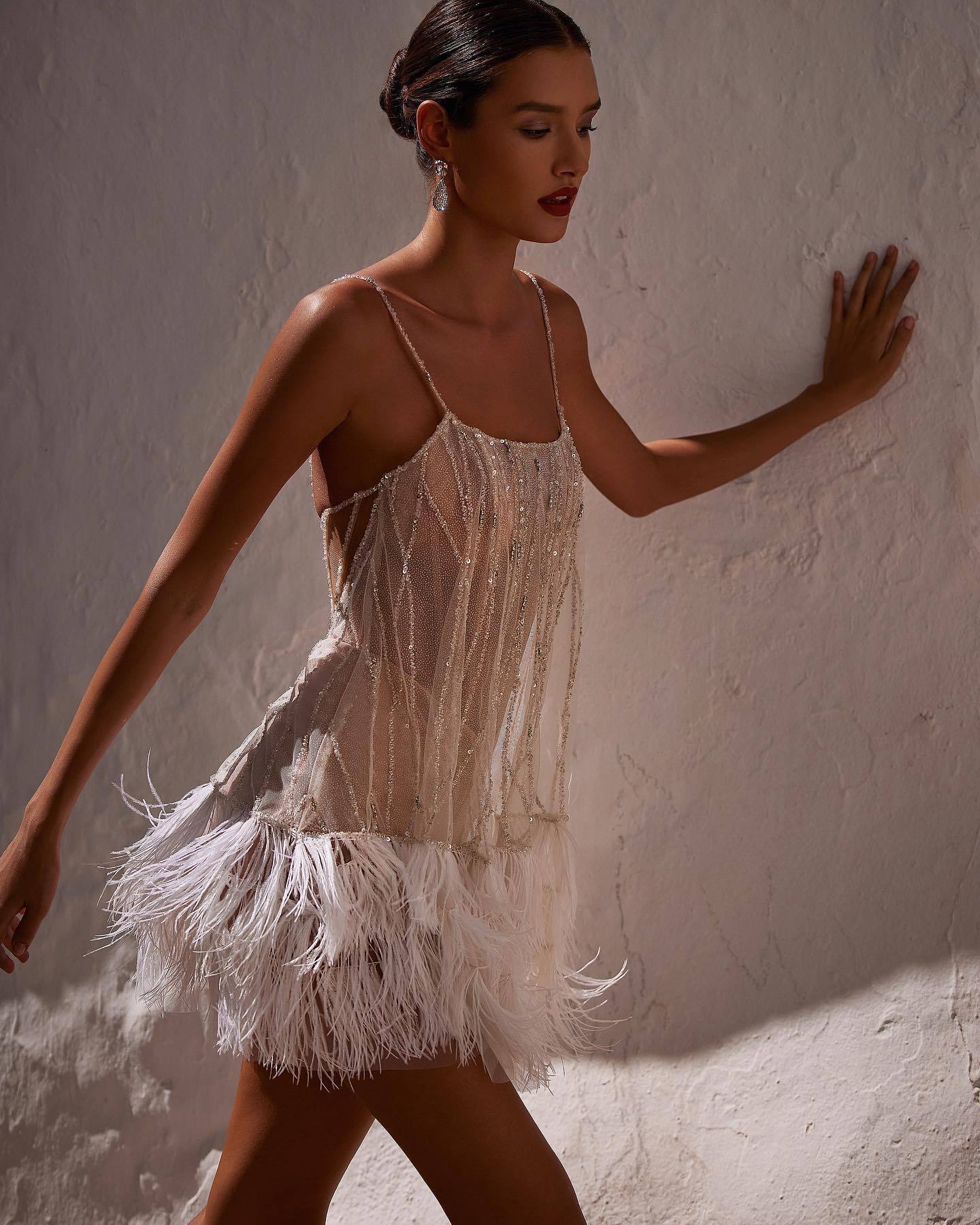 Vestido de Fiesta Blanco con Flecos Escalonados y Falda sin Espalda - nexbuy.com.mx