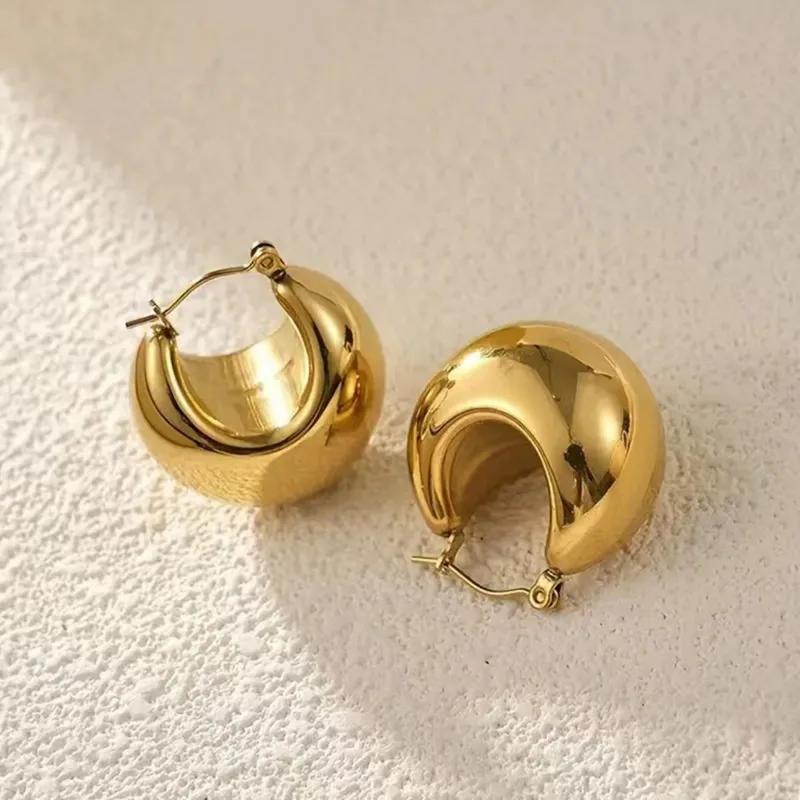 Aretes estilo clásico dorados