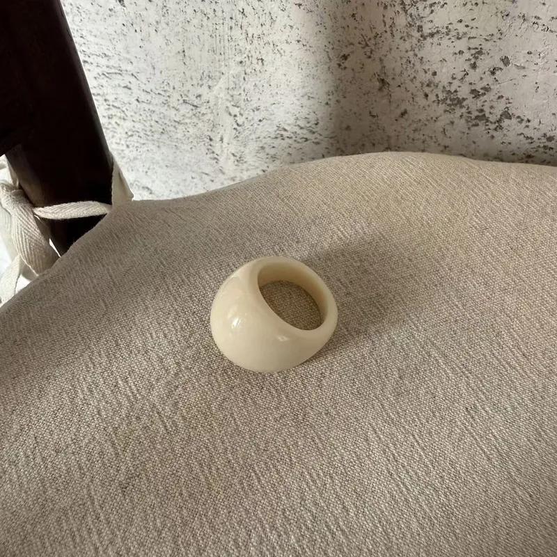 Anillo de resina blanco