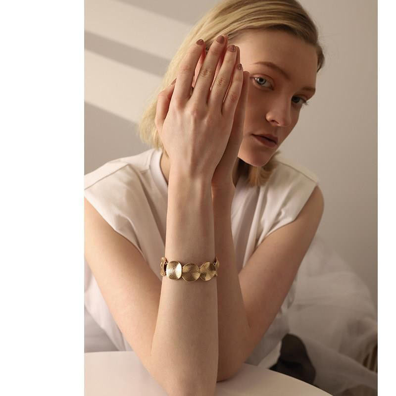 Brazalete de metal con diseño retro - nexbuy.com.mx