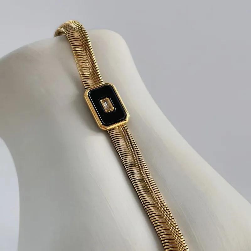 Brazalete elegante negro