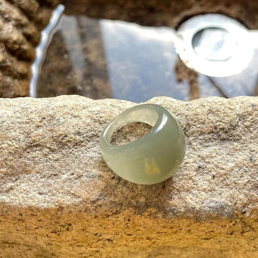 Anillo de resina verde coral