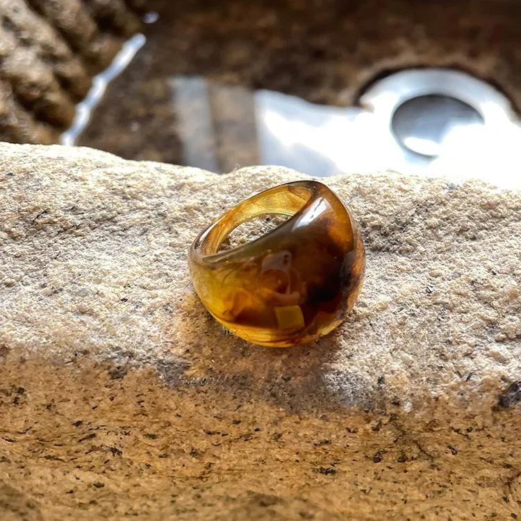 Anillo de resina color café moka